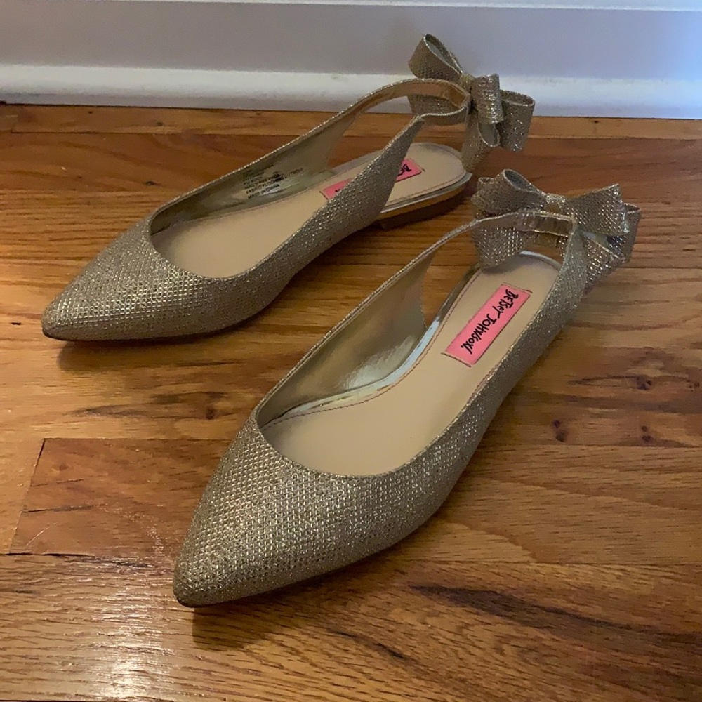 Betsey Johnson Metallic Slingback Bow Flats Size 6